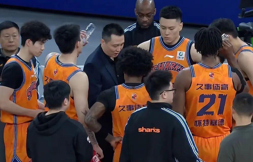 问鼎h5-上海男篮17分大胜，王哲林25+10生涯总得分破万，洛夫顿30+10